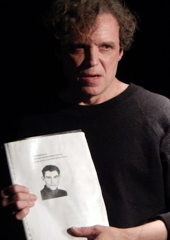 Чорний птах із білою відзнакою 