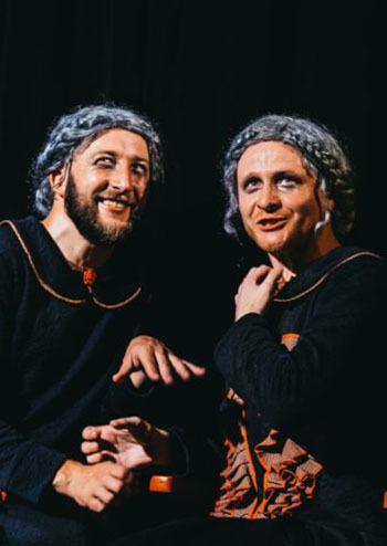 Две дамочки в сторону севера